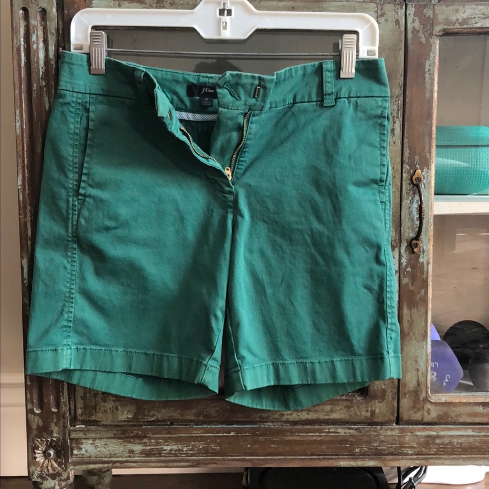 Woman’s JCrew Chico short in green.